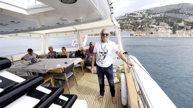 Oma Margret ist schrecklich seekrank! Ihrem Sohn Robert zuliebe macht sie eine Ausfahrt mit der Indigo Star mit und bereut es bitterlich: Hohe Wellen und ein Seegang machen ihr zu schaffen. – Bild: RTLZWEI