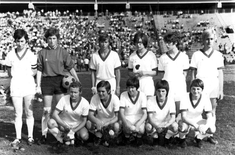 Die Spielerinnen des französischen Fußballvereins Stade de Reims, die sich des Fußballs bemächtigten, um Tore in Mexiko, Asien und den USA zu schießen – Bild: Stade de Reims