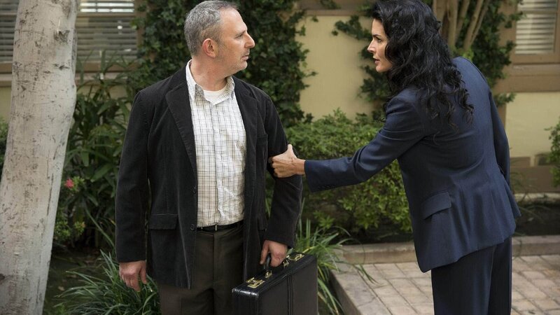 Jane Rizzoli (Angie Harmon) braucht unbedingt die Unterstützung des Psychiaters Dr. Kevin Foley (Andy Milder). Der ehemals guter Bekannter scheint etwas über den Mörder des jungen Mädchens zu wissen, darf es aber aufgrund der ärztlichen Schweigepflicht nicht preisgeben. – Bild: TVNOW /​ Warner Bros.