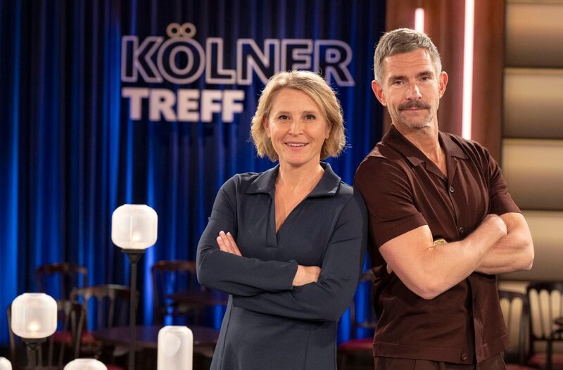 Die Moderatoren Micky Beisenherz (l) und Susan Link (r). – Bild: WDR/​Melanie Grande