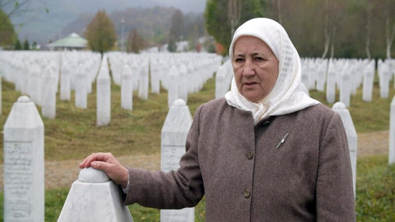 Fadila Efendic verlor während des Massakers in Srebrenica ihren Mann und ihren Sohn. Ihre sterblichen Überreste wurden erst Jahre später in einem Massengrab entdeckt. – Bild: ZDF/​Amel ikoli /​ Cinecentrum