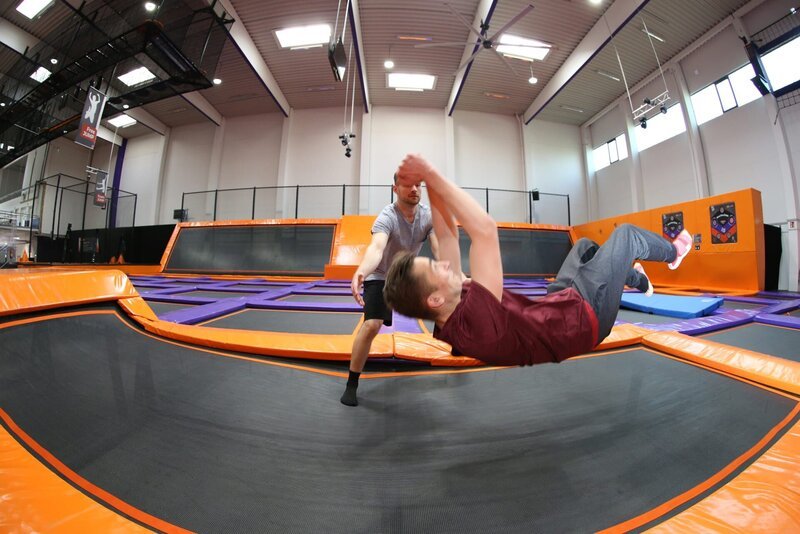 Eric Mayer versucht einen Rückwärtssalto auf dem Trampolin zu lernen. – Bild: ZDF/​Mirko Hannemann