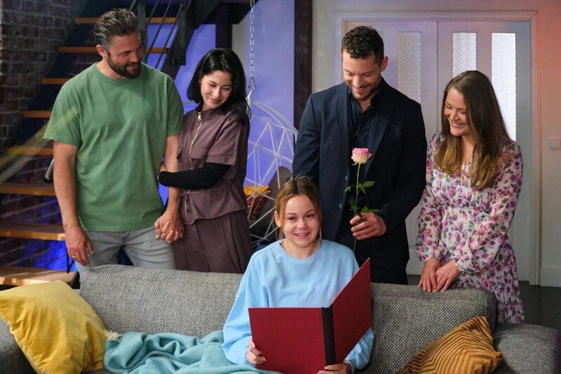 Ronja (Theresa Traser, vorne) ist gerührt, als ihre Familie die Abi-Zeugnisverleihung nach Hause holt. Stehend v.l.: Bambi (Ben Heinrich), Sina (Valea Scalabrino), Gunnar (Paul Cless) und Nadine (Floriane Eichhorn) – Bild: RTL /​ Stefan Behrens