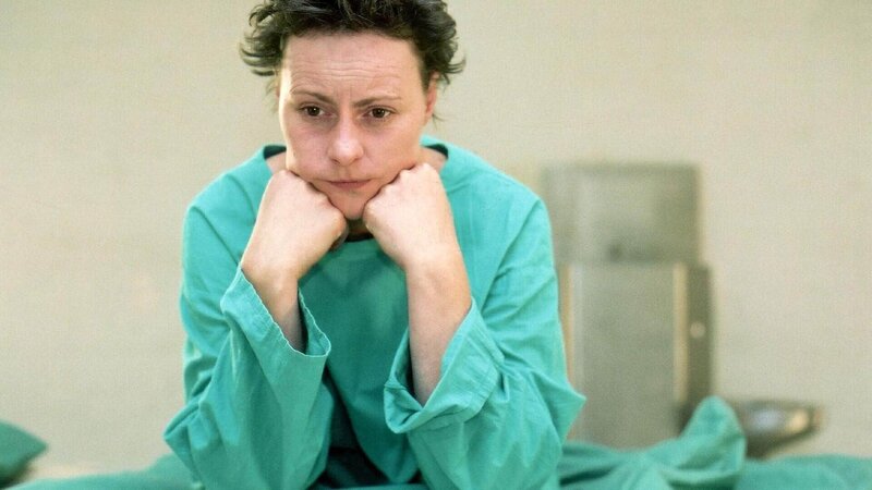 Mel (Sigrid M. Schnückel) ist nach ihrem angeblichen Fluchtversuch im Bunker gelandet und ist nahe daran zu verzweifeln: Mike liegt im Sterben und sie sieht keine Möglichkeit, ihn noch ein letztes Mal zu sehen … – Bild: TVNOW /​ Richard Hübner