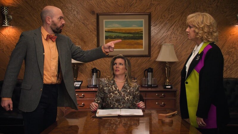 L-R: Garrison Whitby (Paul Scheer), Pamela (June Diane Raphael), Beverly Goldberg (Wendi McLendon-Covey) – Bild: 2020, 2021 Sony Pictures Entertainment. All Rights Reserved. Lizenzbild frei