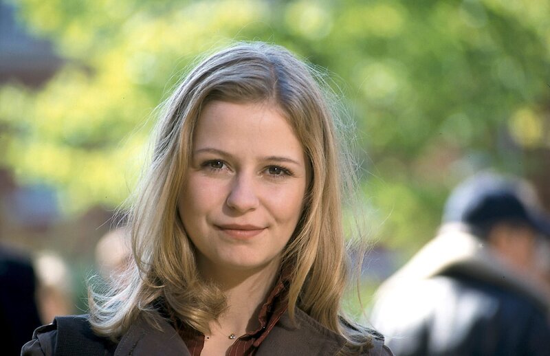 Anna Kolmaar (Theresa Scholze) ist stolz auf ihren Freund Mense, der ein Physikstudium begonnen hat. – Bild: ZDF