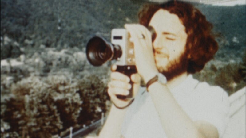 „Das war dann mal weg – Auf Achse“: Ein junger Mann filmt mit einer Super-8-Kamera die Landschaft. – Bild: ZDF