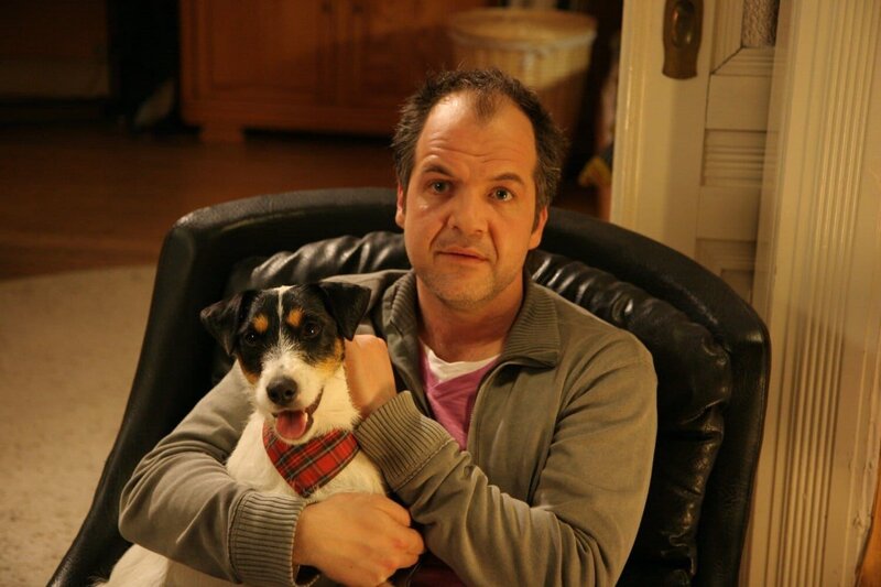 Polizeiobermeister Olli Kottke (Marek Erhardt), der ist noch Rekonvaleszent. Kalle hilft ihm, die arbeitsfreie Zeit gut herum zu bekommen. – Bild: port.hu