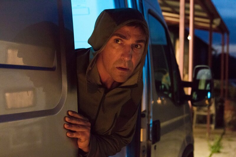 Was steckt hinter dem Wunderschuh? Heimlich macht sich Fritz Fuchs (Guido Hammesfahr) auf die Spur, um das Rätsel zu lösen. – Bild: ZDF