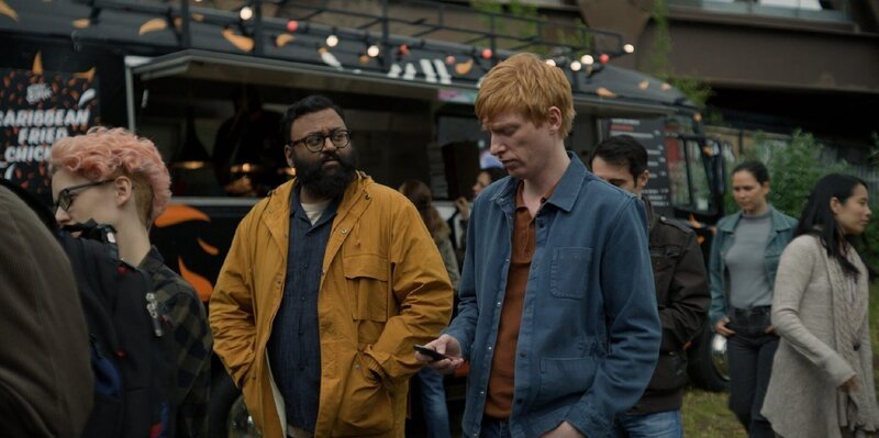 Alice hält Jack (Domhnall Gleeson, 3.v.l.) auf Abstand, doch er kann sie nicht vergessen. Sein Freund Paul (Sunil Patel, 2.v.l.) gibt ihm einen deutlichen Rat – aber wird er ihn befolgen? – Bild: ZDF