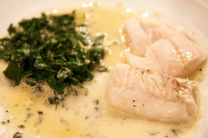 Zanderfilet mit Kerbel-Zabaione und Mangold, Hauptgang von Leopold Labschütz – Bild: ZDF und Gunnar Nicolaus