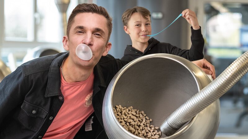 Kauen, knatschen, Blasen machen – warum wird Kaugummi im Mund so elastisch? Und für wie lange? Eric macht den Materialtest. – Bild: ZDF