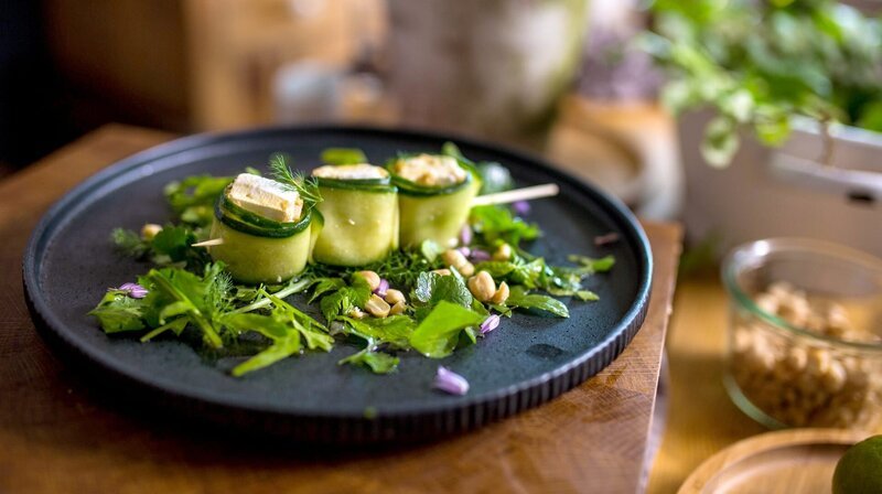 Tariks Gurkeninvoltini auf Wildkräutersalat. Weitere Fotos erhalten Sie auf Anfrage. – Bild: NDR/​nonfictionplanet/​Tarik Rose