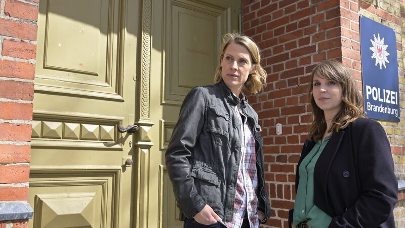 Luna Kunath (Caroline Erikson, r.) und Tamara Meurer (Anja Pahl, l.) werden von der Presse vor dem Kommissariat zu den Ereignissen rund um den Tod von Jonas Herfurth befragt und den Enthüllungen, die Frank Ollendorf auf seinem Blog veröffentlicht hat. – Bild: ZDF