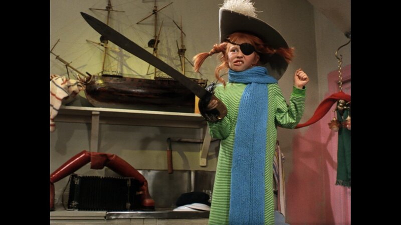 Beim Kramen nach den Winterpullovern findet Pippi (Inger Nilsson) auch einige Seeräuberutensilien, die sie gleich anprobieren muss. – Bild: ZDF