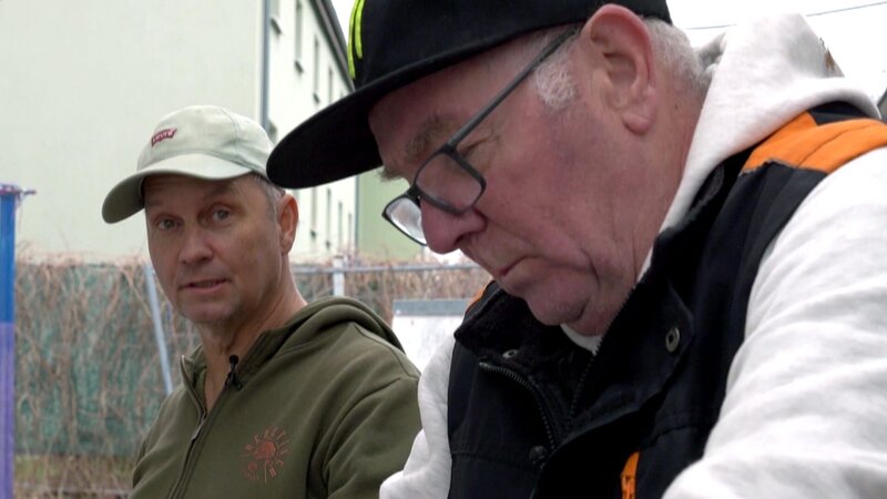 Michael (li.) und Kumpel Lothar sind traurig, dass Dagmars Häuschen in Kürze abgerissen wird – Bild: RTLZWEI
