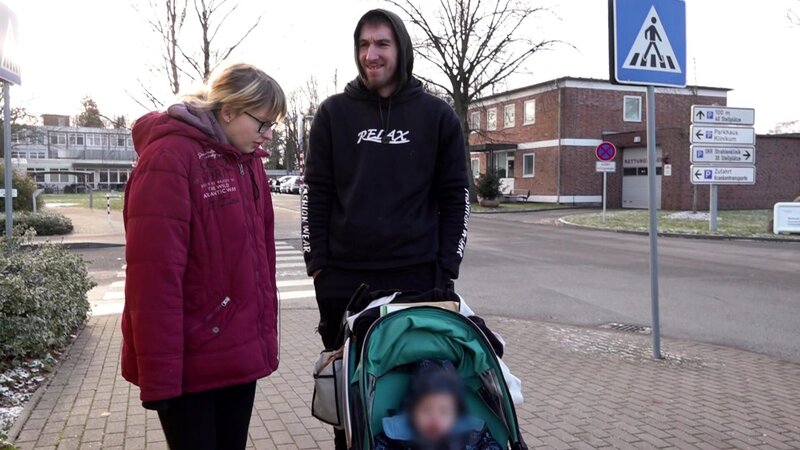 Den Teenie-Eltern Jasmin und Maik steht das Wasser bis zum Hals. Nun müssen sie einen Weg finden, ihre Schulden loszuwerden. – Bild: RTLZWEI