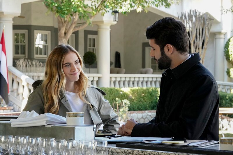 Ellie Bishop (Emily Wickersham, l.) und Nasser Al-Kamal (Daniel Peera, r.) – Bild: Bill Inoshita / CBS / CBS ENTERTAINMENT / ©2021 CBS Broadcasting Inc. All Rights Reserved. Ellie Bishop (Emily Wickersham, l.) und Nasser Al-Kamal (Daniel Peera, r.) – Bild: Bill Inoshita / CBS / CBS ENTERTAINMENT / ©2021 CBS Broadcasting Inc. All Rights Reserved.