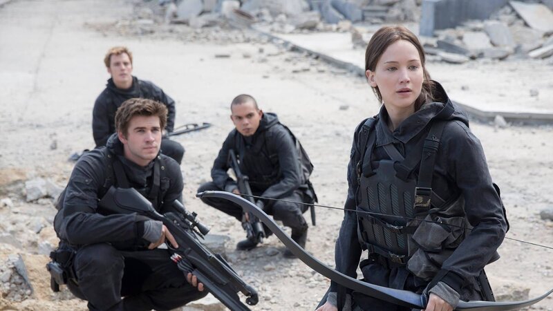 Auf dem lebensgefährlichen Weg ins Kapitol: die Rebellen Gale (Liam Hemsworth), Finnick (Sam Claflin), Messalla (Evan Ross) und Katniss (Jennifer Lawrence) … – Bild: Film 1 Action