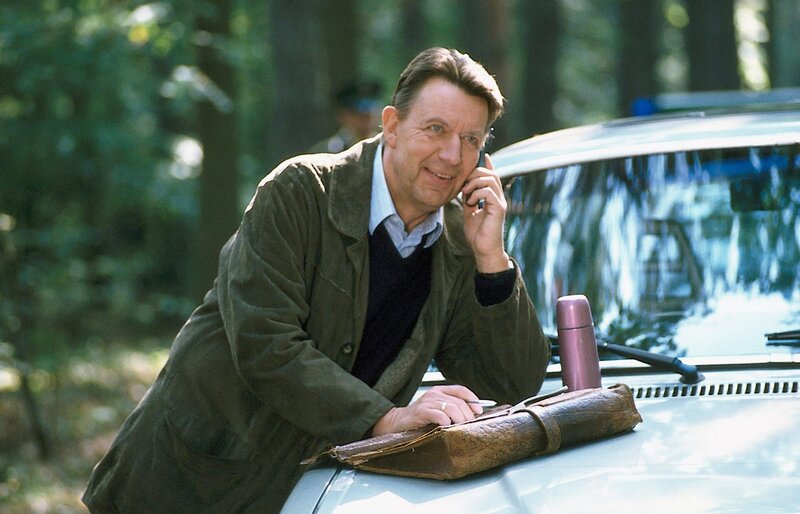 Kommissar Joe Hoffer (Jörg Gudzuhn) ist erleichtert darüber, dass er die Situation mit Karl Apel entschärfen konnte. – Bild: ZDF