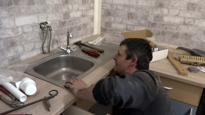 Carsten (Foto) und Kumpel Barney bauen Reginas Küche zusammen – Bild: RTLZWEI