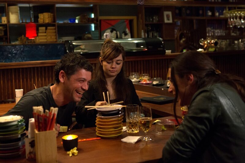 Tom (Carlo Ljubek, l.), seine Tochter Hanna (Ella Lee, M.) und Katinka (Judith Bohle, r.) verbringen einen ausgelassenen Abend in einem japanischen Restaurant miteinander. – Bild: ZDF