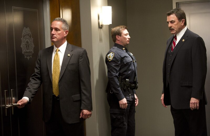 Während Danny in einem uralten Fall ermittelt, muss Frank (Tom Selleck, r.) mit Garrett (Gregory Jbara, l.) zu einem Treffen mit dem Bürgermeister … – Bild: CBS Broadcasting Inc.