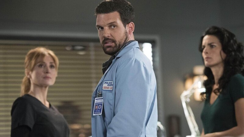 Ein bekannter Juwelier bricht plötzlich in einem Club zusammen und stirbt. Grund für seinen Tod ist das Gift eines Kugelfisches. Erste Anhaltspunkte führen das Team zu einem Stamm am Amazonas. Maura Isles, Kent Drake und Jane Rizzoli ermitteln. – Bild: TVNOW /​ Warner Bros.