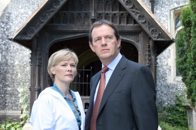 Kriminalinspektor Robert Lewis (Kevin Whately) und die Gerichtsmedizinerin Dr. Laura Hobson (Clare Holman). – Bild: ORF/​ZDF/​BBC/​Robert Day