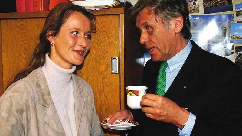 Staatsanwältin Glaser (Britta Schmeling) und Verteidiger Dr. Vogel (Horst Frank) unterhalten sich über den möglichen Tathergang des Mordes an einem Kaufhausdetektiv. – Bild: MG RTL D