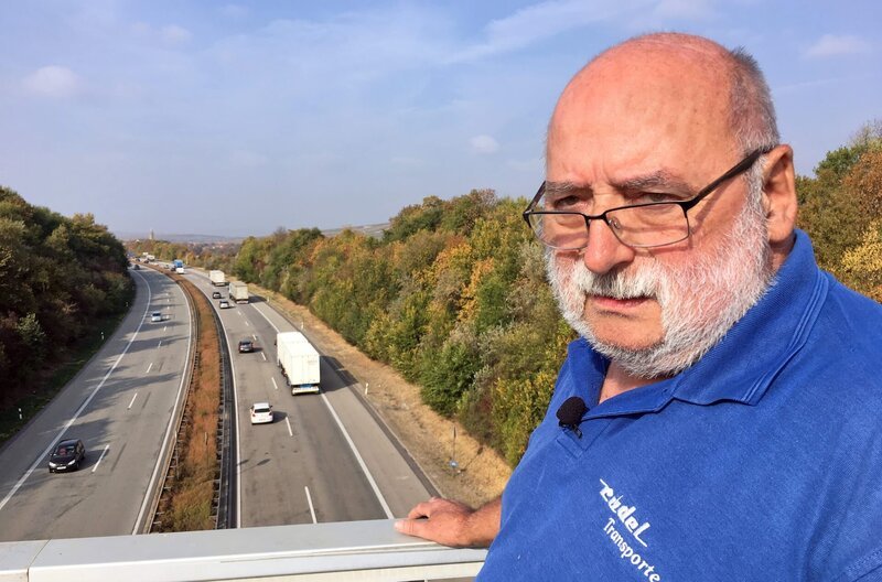 Sekundenschlaf: Für LKW-Fahrer Dieter Wahl endete eine Fahrt auf der Autobahn mit einem schweren Unfall, weil er für kurze Zeit eingeschlafen war. – Bild: BR/​SWR/​Thomas Hoeth