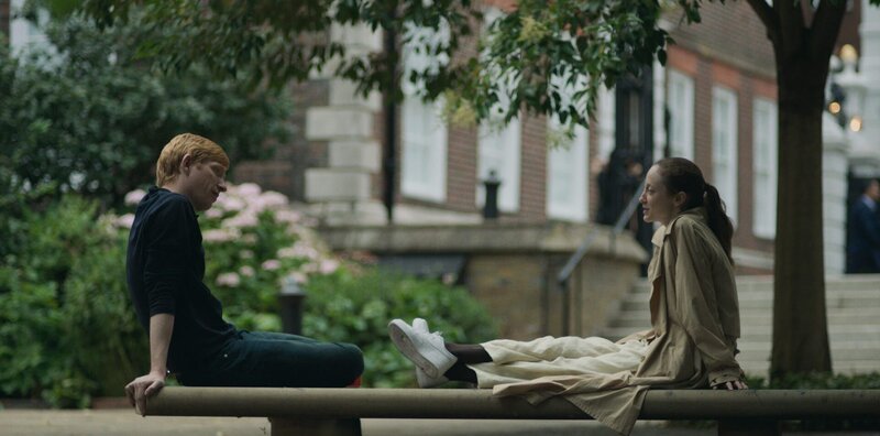 In einem Londoner Park treffen sich Jack (Domhnall Gleeson) und Alice (Andrea Riseborough) nach Jahren wieder. Sie gesteht ihm, dass sie gerne Mutter werden und sich künstlich befruchten lassen möchte. – Bild: ZDF