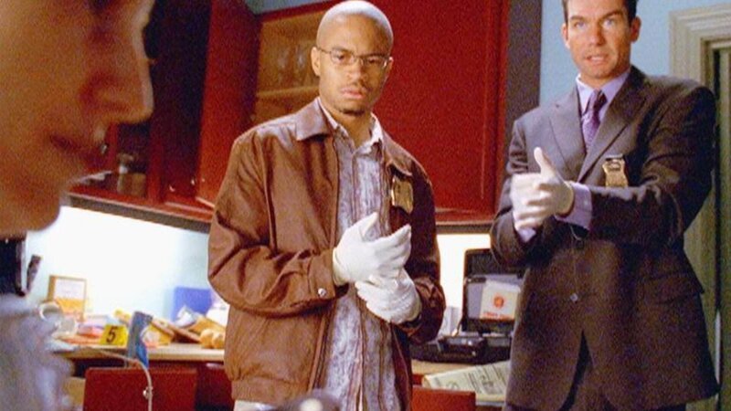 Nach Sidneys (Eugene Byrd, M.) Meinung beging das Opfer (Darstellerin nicht zu ermitteln) Selbstmord. Woody (Jerry O’Connell) dagegen glaubt an Mord. Wer hat nun Recht? – Bild: TVNOW /​ NBC Universal