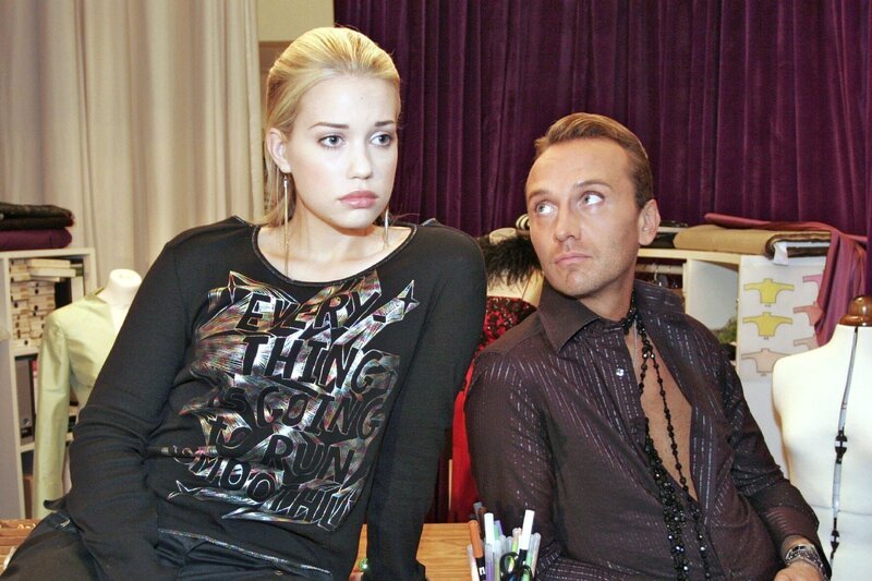 Kim (Lara-Isabelle Rentinck, l.) erzählt Hugo (Hubertus Regout, r.) ihren Kummer mit Timo. – Bild: SAT.1