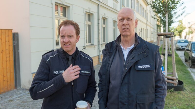 Unmittelbar vor seinem Tod hat Michael Adler ein Knöllchen von Timmermann und seinem Kollegen Armin Möller kassiert. Timmermann macht sich Sorgen darüber, dass das der Auslöser für eine Verzweiflungstat gewesen sein könnte (Mathias Junge, Gottfried Vollmer). – Bild: ZDF