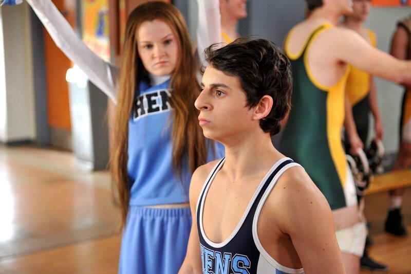 Sue erregt durch ihre Cheerleading-Tätigkeit die Aufmerksamkeit eines Jungen aus dem Wrestling-Team, namens Matt (Moises Arias), und stellt bald fest, dass dieser es wirklich ernst mit ihr meint … – Bild: Warner Brothers