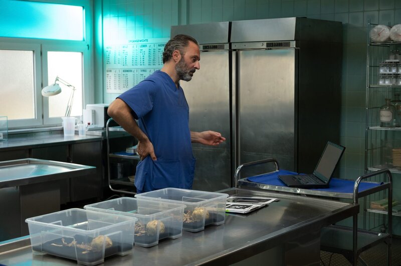 Dr. Stefan Zabel (Robert Schupp) hat neue Erkenntnisse zum Fund der Babyskelette. – Bild: 3sat