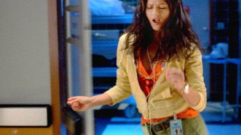 Let’s dance! Gut gelaunt geht Gerichtsmedizinerin Jordan (Jill Hennessy) an ihre Leichen … – Bild: TVNOW /​ NBC Universal