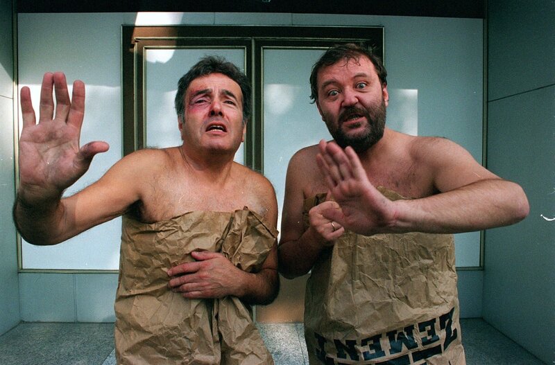 „Kaisermühlen Blues“, „Voll daneben.“ Die Bezirksräte Schoitl und Gneisser machen einen Karrieresprung. Gneisser wird Abgeordneter im Rathaus, Schoitl wird in die Wirtschaftskammer berufen. – Bild: ORF/​MR Film