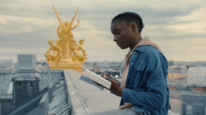 Flora (Suzy Bemba) muss sich bestmöglich auf ihr nächstes Vortanzen vorbereiten. Denn für sie steht alles auf dem Spiel. – Bild: ZDF