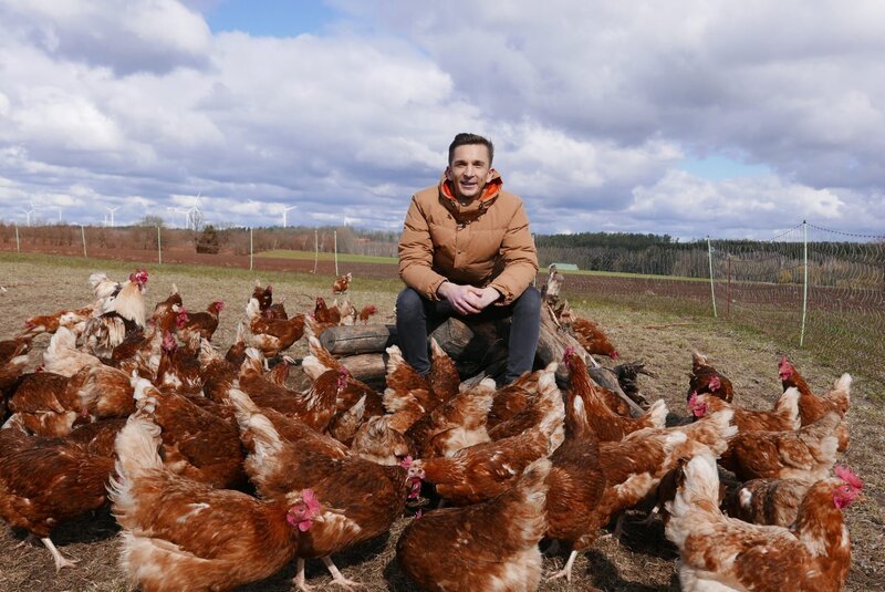 Dummes Huhn? – stimmt das wirklich? „PUR+“-Moderator Eric Mayer will es wissen und macht auf dem Hühnerhof von Bauer Carsten Drewes in Celle den ultimativen Hühner-Intelligenz-Test. – Bild: ZDF/​Sandra Palm