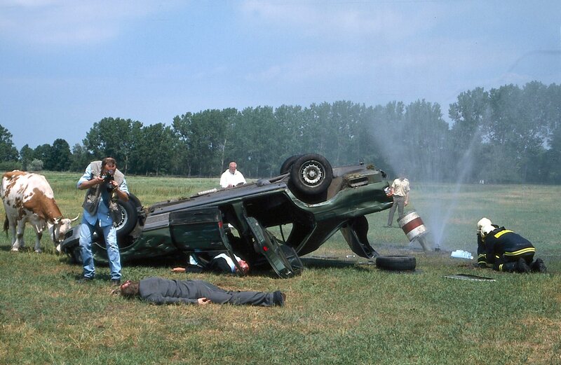 Der Polizeifotograf (Matthias Matz) erledigt seine Arbeit am Unfallort umsonst, da ihm kurz darauf bei einem Autounfall die Ausrüstung gestohlen wird. – Bild: ZDF