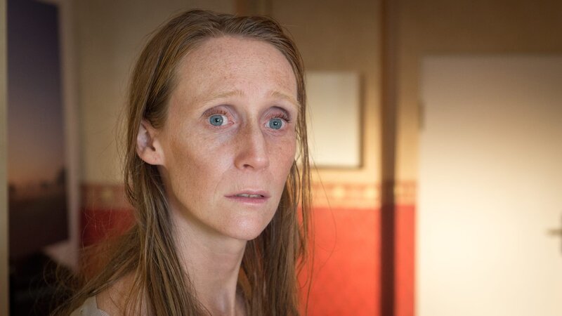 Mit Ellen Lindkamp hat die schwer kranke Svenja Harthof (Melanie Straub) nicht nur ihre Ärztin, sondern auch ihre beste Freundin verloren. Warum musste Ellen Lindkamp sterben? – Bild: ZDF