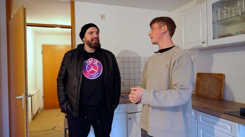 Ingmar Stadelmann (l.) mit Mieter. – Bild: MDR