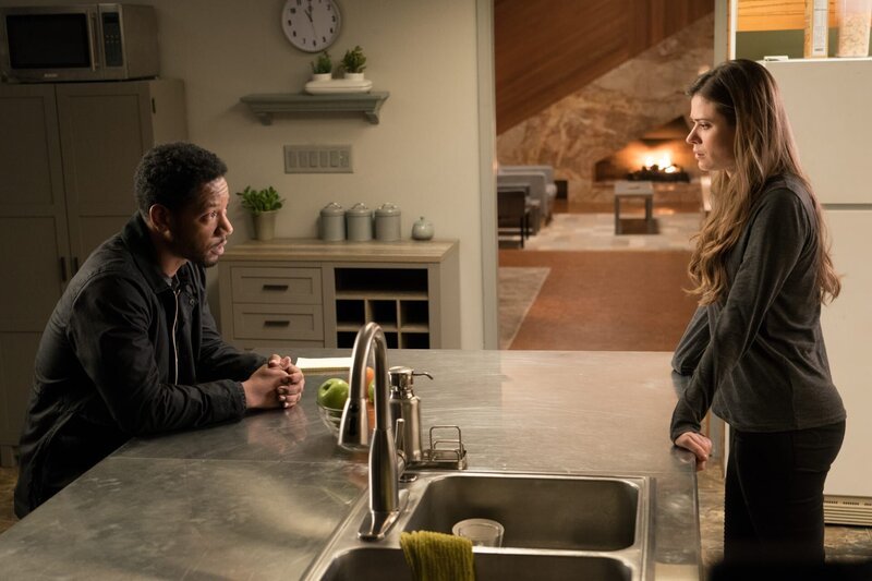 L-R: Tory Kittles als Broussard, Peyton List als Amy Leonard – Bild: USA Network /​ Daniel Power