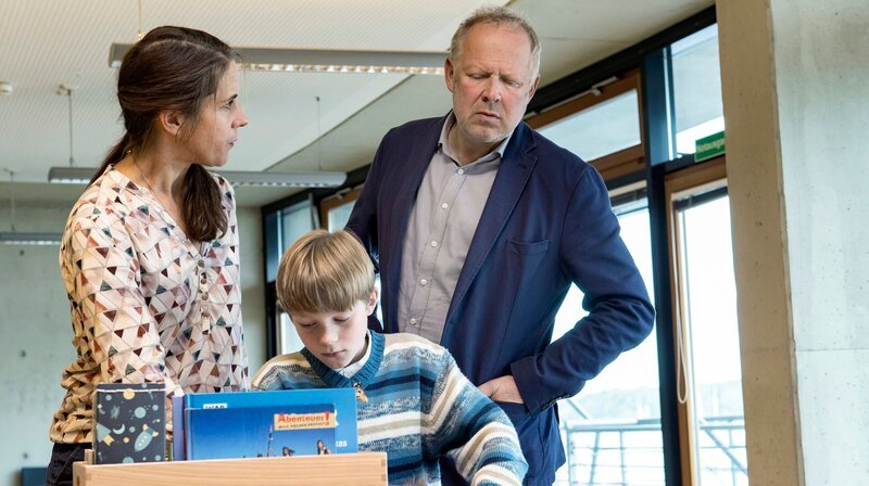 Ute Hannig (Kinderpsychologin Karen Matthiesen), Anton Peltier (Simon), Axel Milberg (Klaus Borowski). – Bild: NDR/​Sandra Hoever