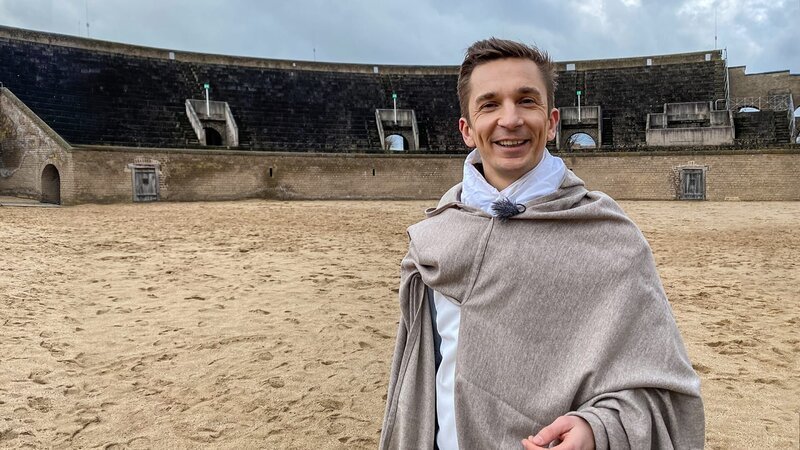 Den Alltag in der Millionenmetropole Rom vor 2.000 Jahren kennt kaum jemand. In „PUR+“ erlebt Eric Mayer einen Tag als römischer Bürger, vom Aufstehen morgens bis zur Show abends im Colosseum. – Bild: ZDF