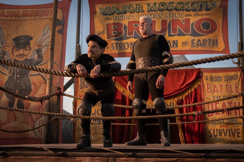 L-R: The Major (Mark Povinelli) und Bruno (Ron Perlman) – Bild: Kerry Hayes L-R: The Major (Mark Povinelli) und Bruno (Ron Perlman) – Bild: Kerry Hayes