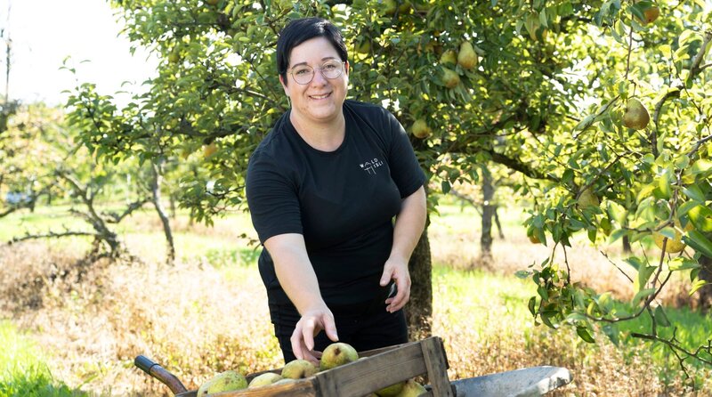Zum Finale geht es zu Stefanie Huber in den Ortenaukreis im Mittleren Schwarzwald. Streuobstwiesen, Weinberge und etwas Wald gehören zum Hof der Hubers. – Bild: WDR/​Melanie Grande