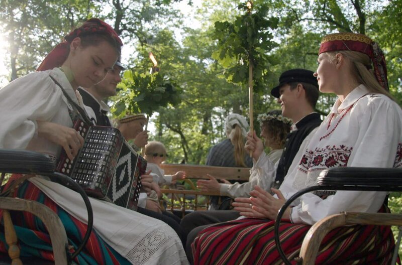 Jedes Jahr zur Sommersonnenwende, wenn die Taghelle der Dunkelheit noch die letzten Stunden abtrotzt, huldigen die Esten der Natur. – Bild: Elephant Doc